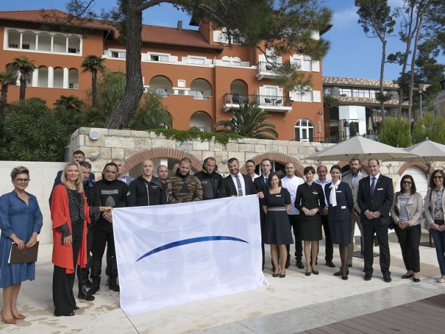 Međunarodni simbol čistoće mora, Bijela zastava, dodijeljena lošinjskom Boutique Hotelu Alhambra